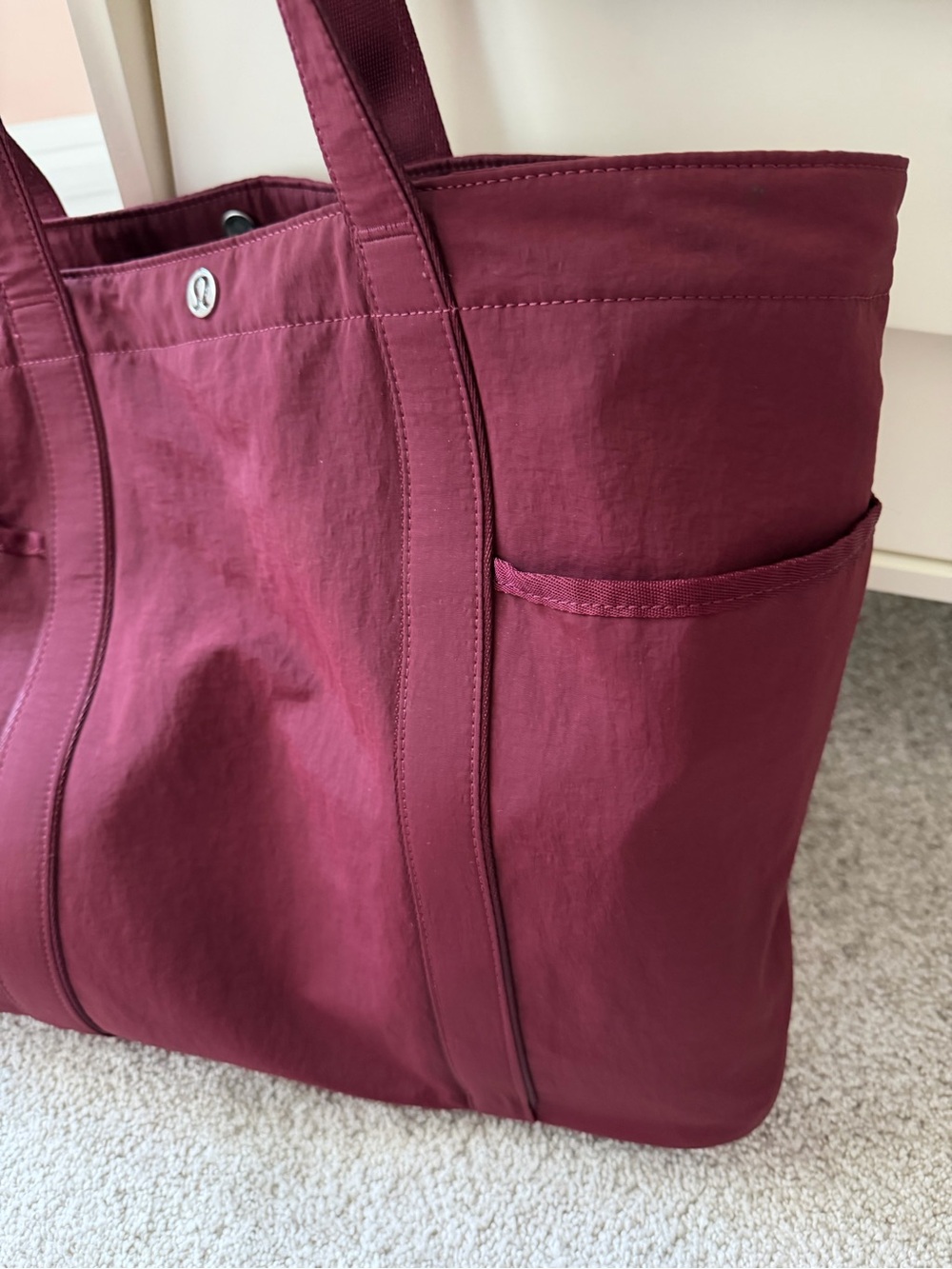 Lululemon Daily Multi-Pocket Tote Bag 20L in Burgundy Bay - Picture 4 of 15